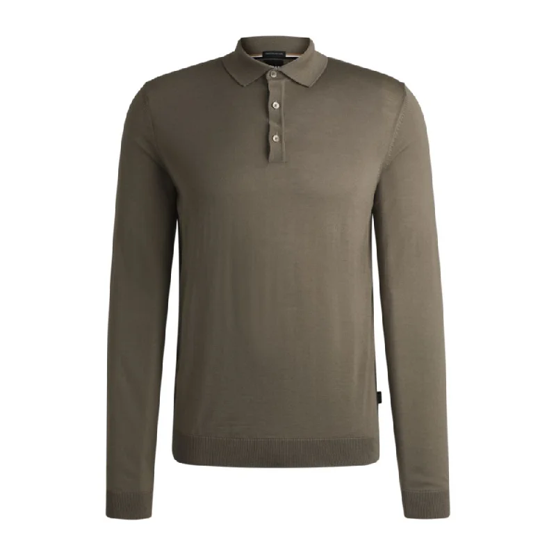 Slim-fit sweater in merino wool with polo collar